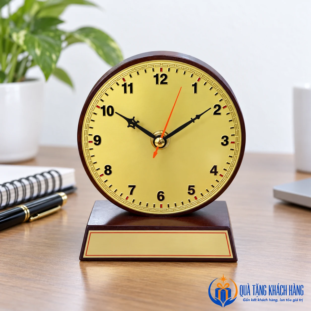 Đồng hồ gỗ mặt đồng ở góc bàn làm việc