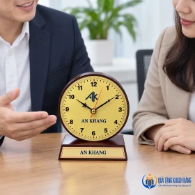 Minh họa trao quà đồng hồ gỗ mặt đồng