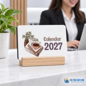 Lịch đế gỗ đặt ở góc quầy tiếp đón