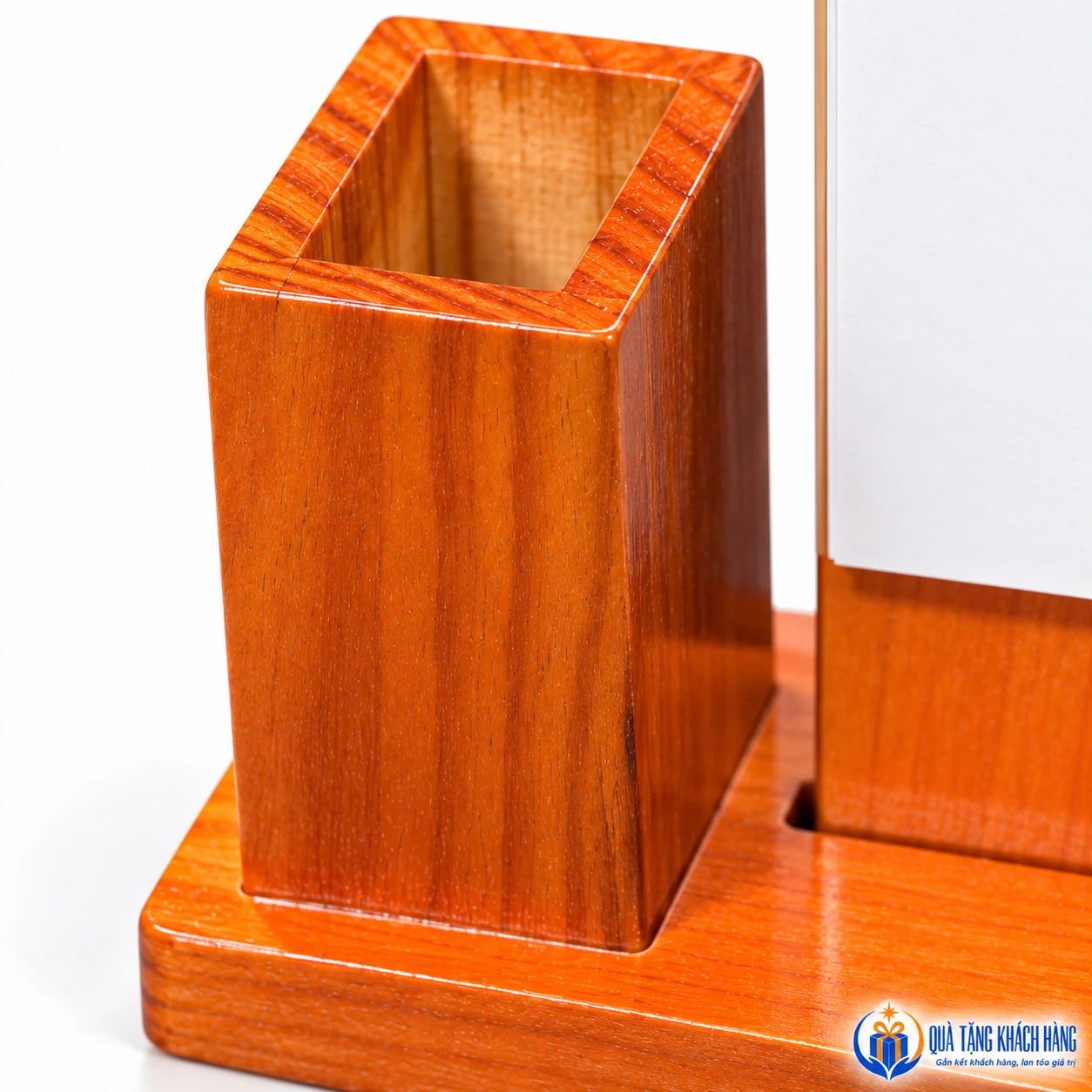 Cận ống bút vuông và đế gỗ của lịch