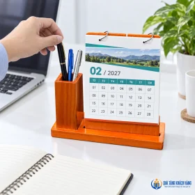 Lịch kèm ống bút ở góc làm việc