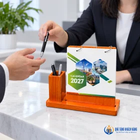 Lấy bút từ ống lịch ở bàn tư vấn