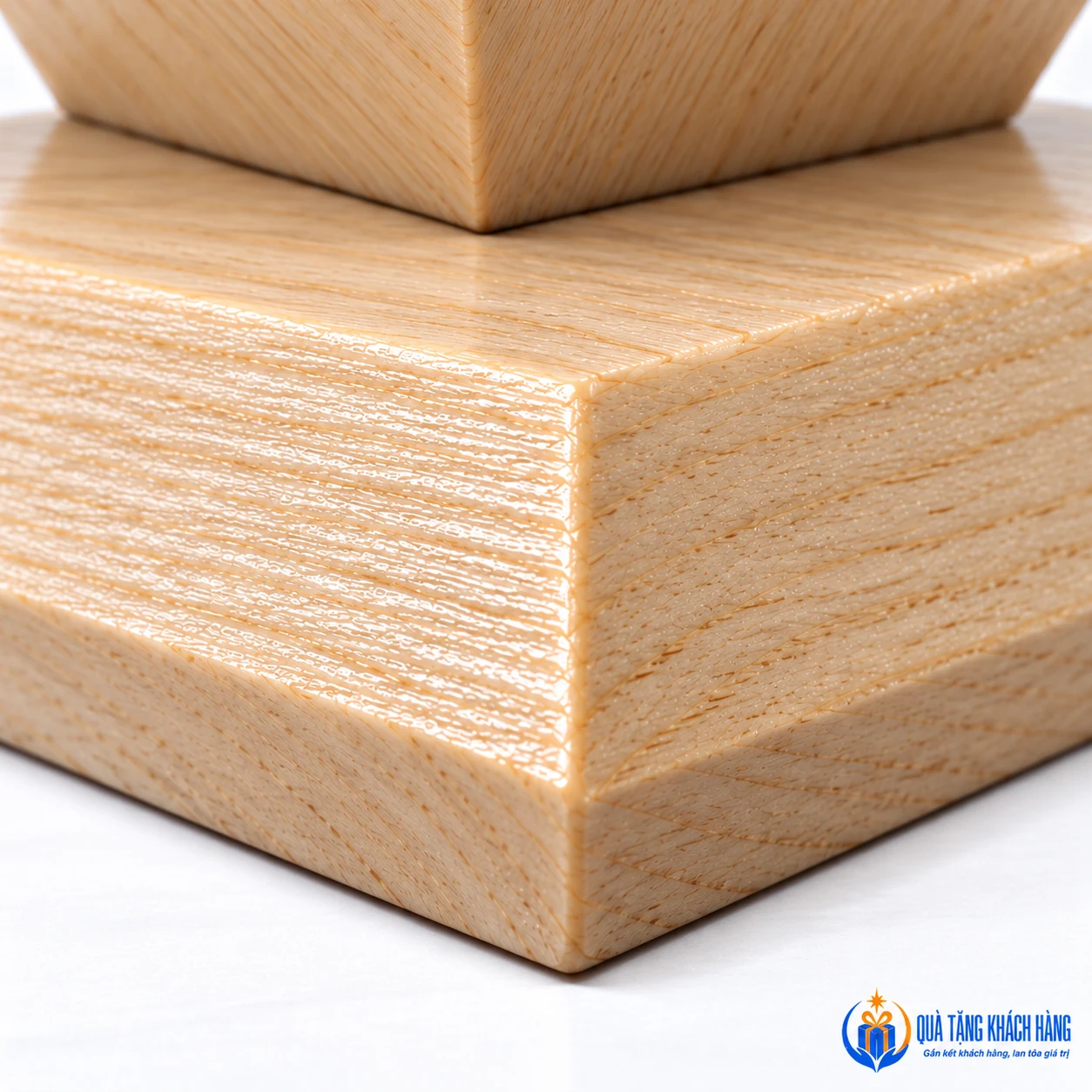 Cạnh đế vuông và chân khối lịch đa diện