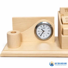 Mặt đồng hồ và hốc cắm bút trên lịch gỗ