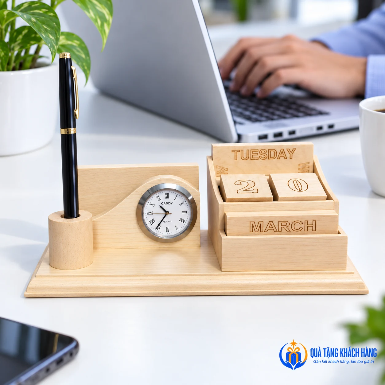 Lịch khối số kèm đồng hồ đặt cạnh máy tính