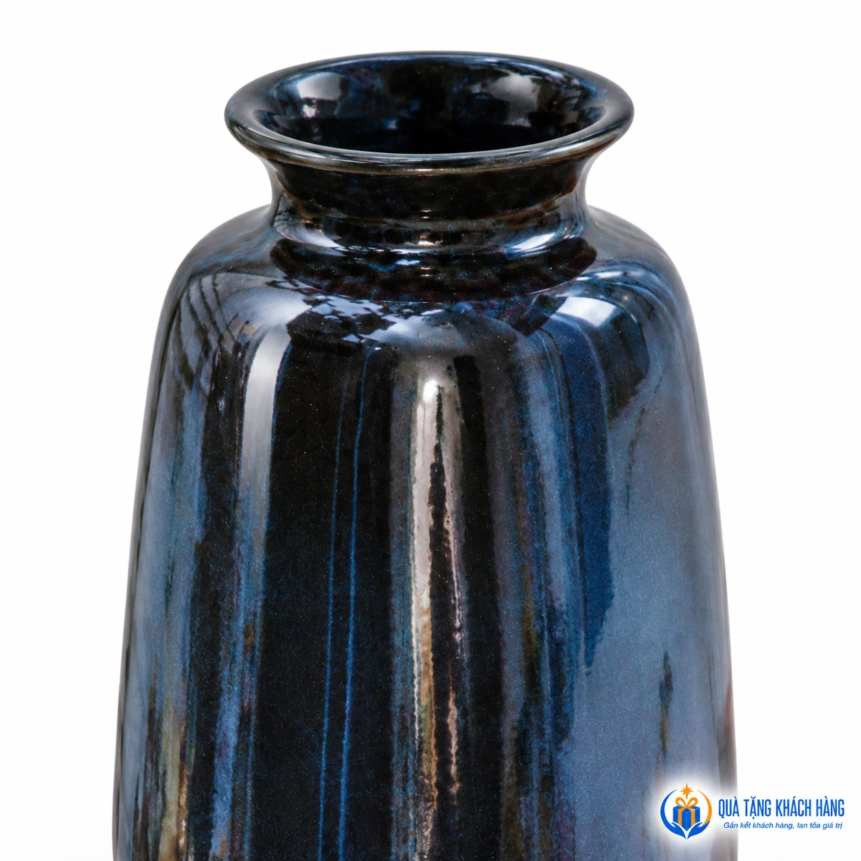 Miệng hơi loe và cổ ngắn của lọ men hỏa biến