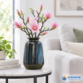 Lọ men xanh phối cành mộc lan ở bàn phụ