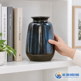 Đặt lọ men hỏa biến lên kệ phòng làm việc