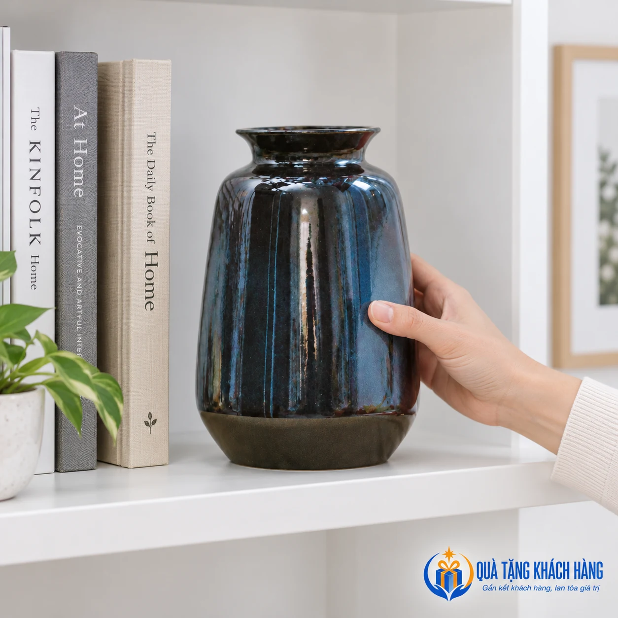 Đặt lọ men hỏa biến lên kệ phòng làm việc