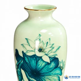 Miệng viền vàng kim của lọ men ngọc