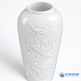 Miệng lọ và vai bo tròn của mẫu sen nổi