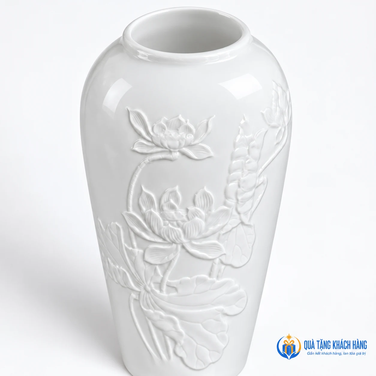 Miệng lọ và vai bo tròn của mẫu sen nổi