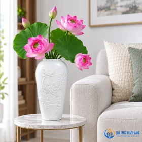 Lọ sen nổi phối hoa ở bàn phụ phòng khách