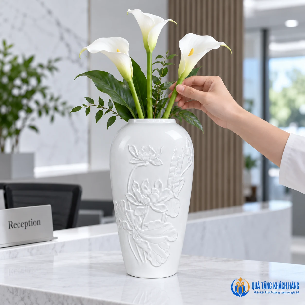 Chỉnh hoa trong lọ sen nổi tại góc quầy