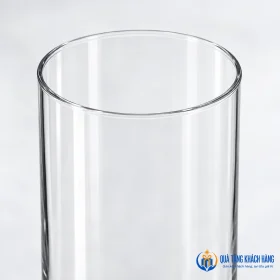 Miệng tròn mở của lọ thủy tinh trụ