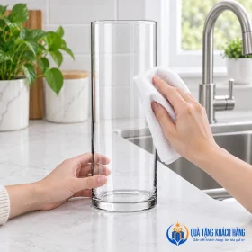 Lau mặt ngoài lọ thủy tinh trước khi bày