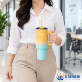 Minh họa cầm ly La Fonte 1200ml bằng tay cầm
