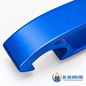 Cận đầu khui của móc khóa 02 màu xanh