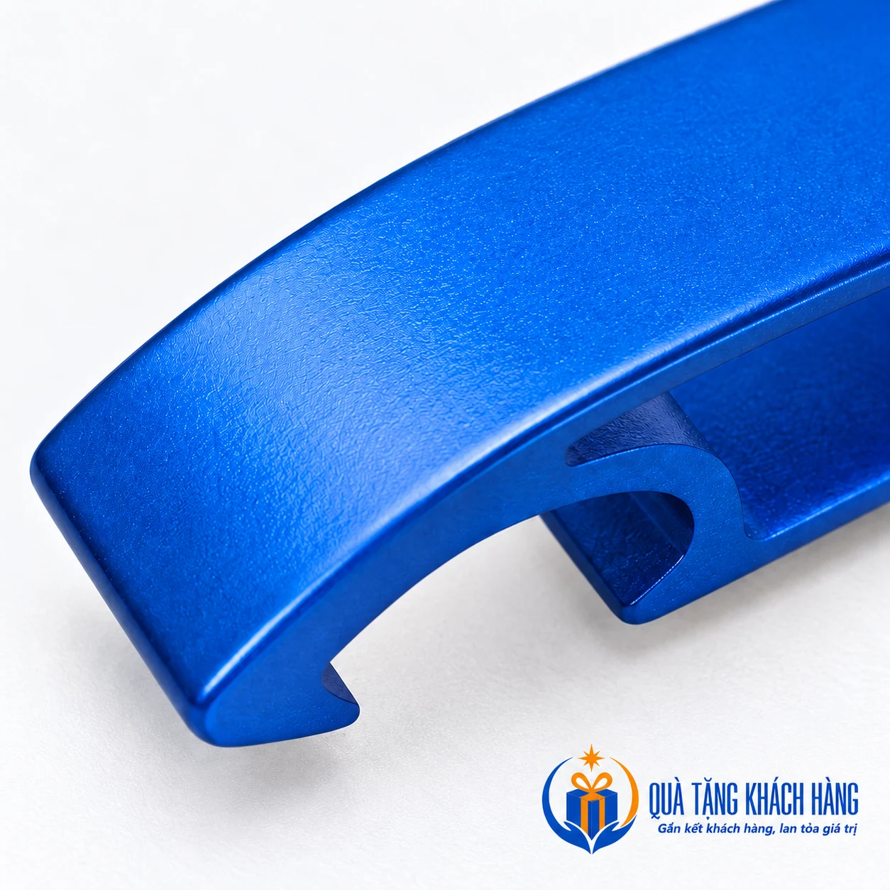 Cận đầu khui của móc khóa 02 màu xanh