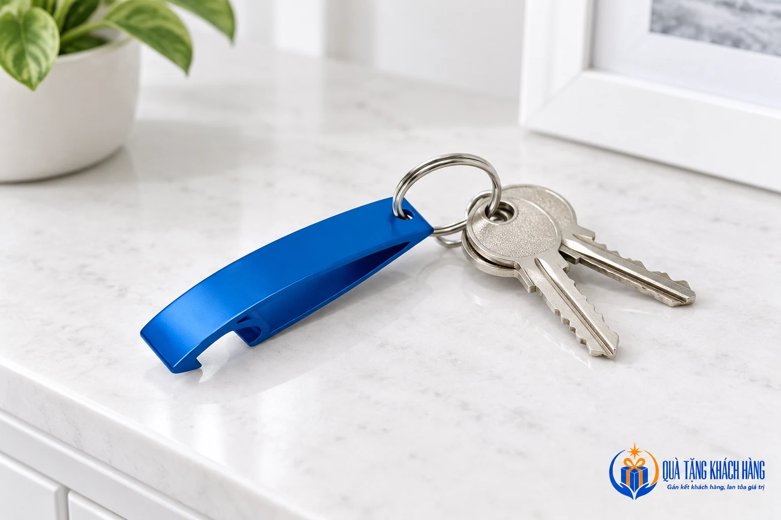 Móc khóa khui bia 02 gắn hai chìa minh họa