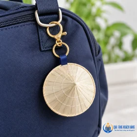 Móc khóa nón lá gắn khoen túi minh họa
