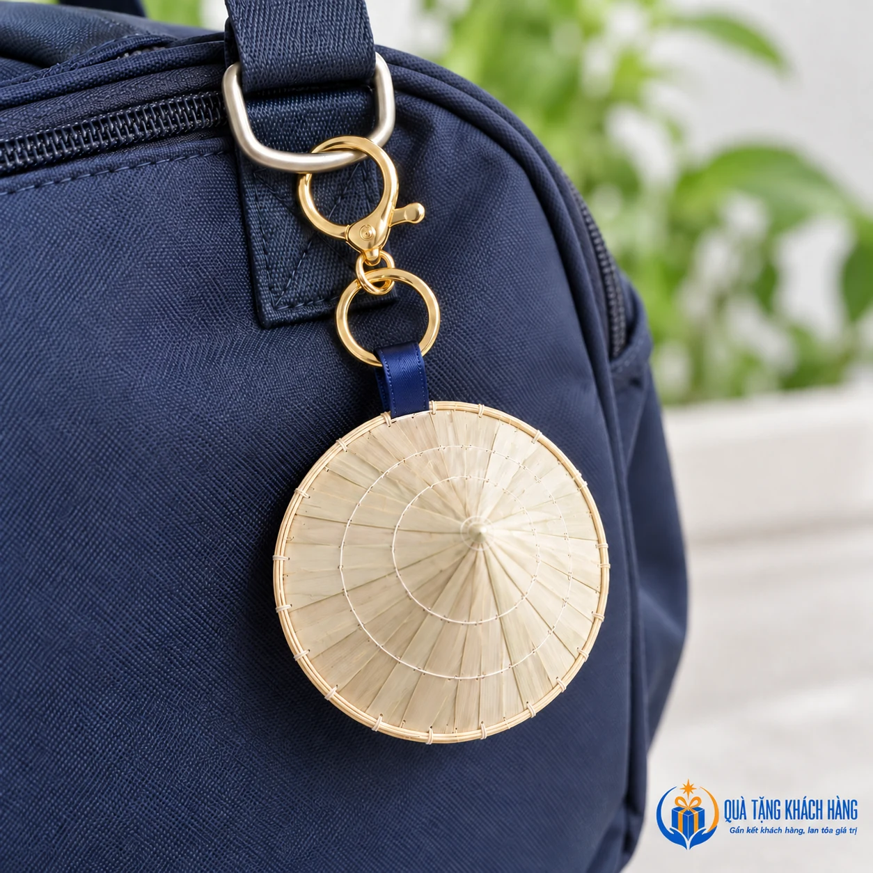 Móc khóa nón lá gắn khoen túi minh họa