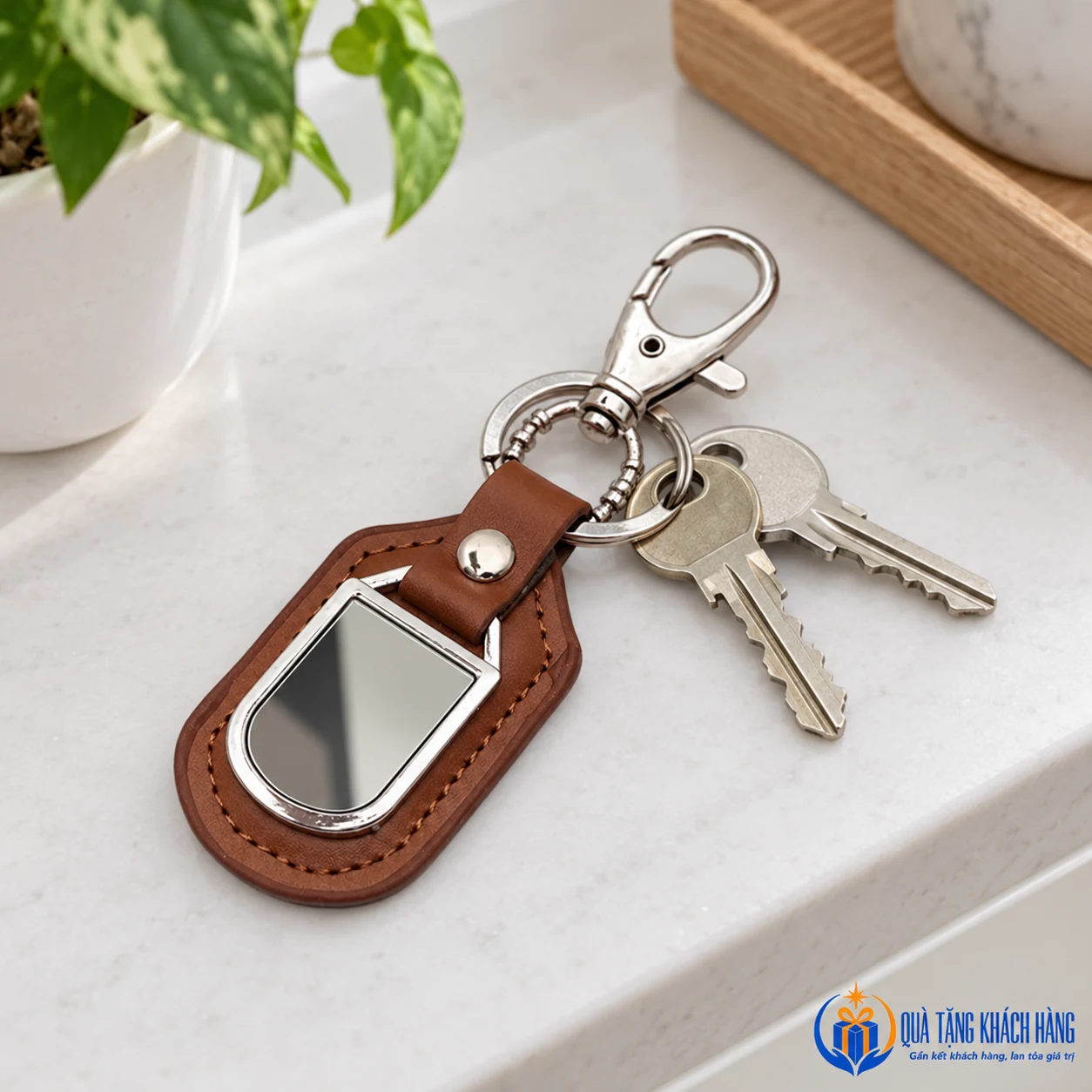 Móc khóa viền nâu gắn hai chìa minh họa