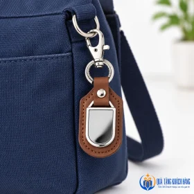 Móc khóa viền nâu cài lên khoen túi minh họa