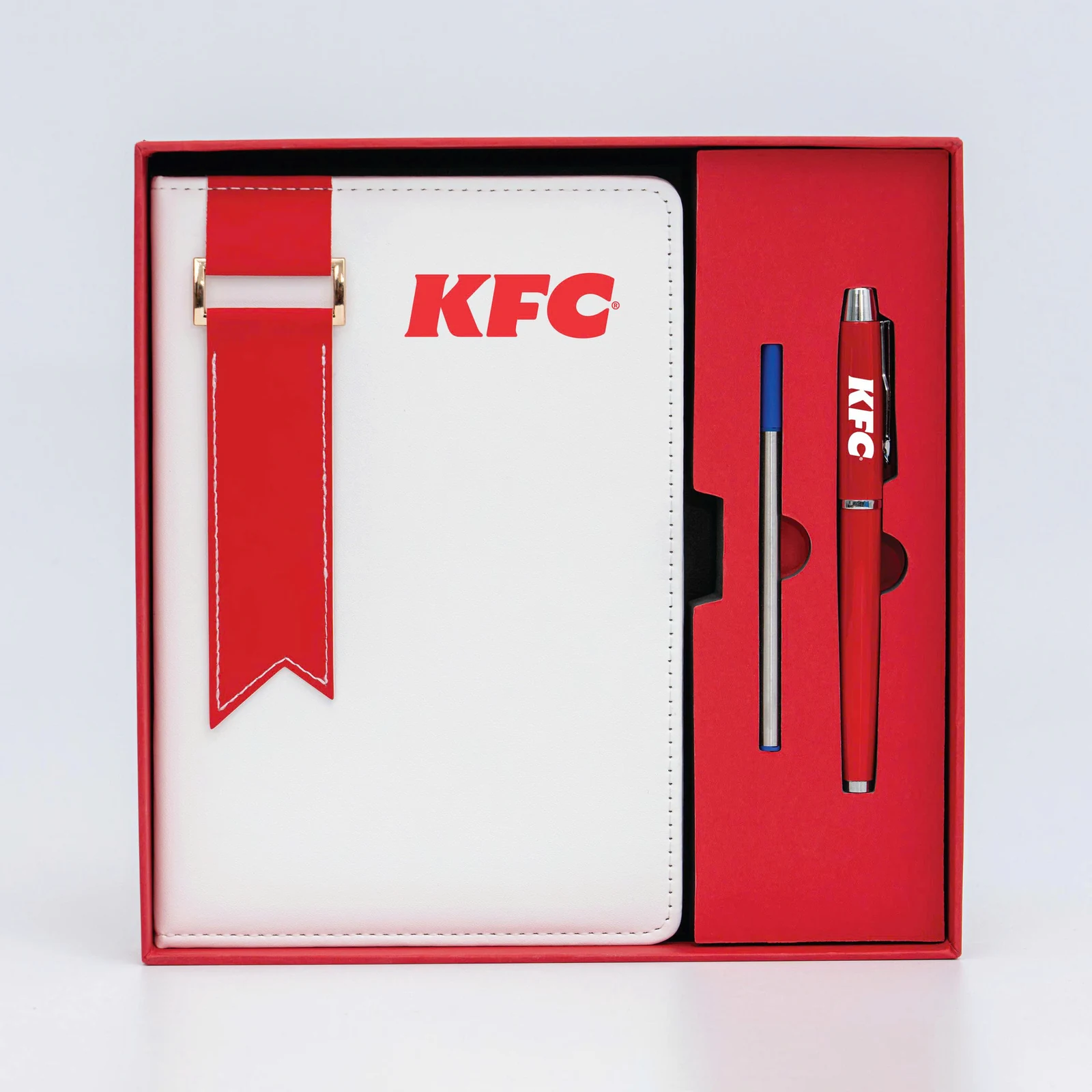 Ảnh thật bộ khay đỏ có nhận diện KFC trên sổ và bút, kèm ruột thay.