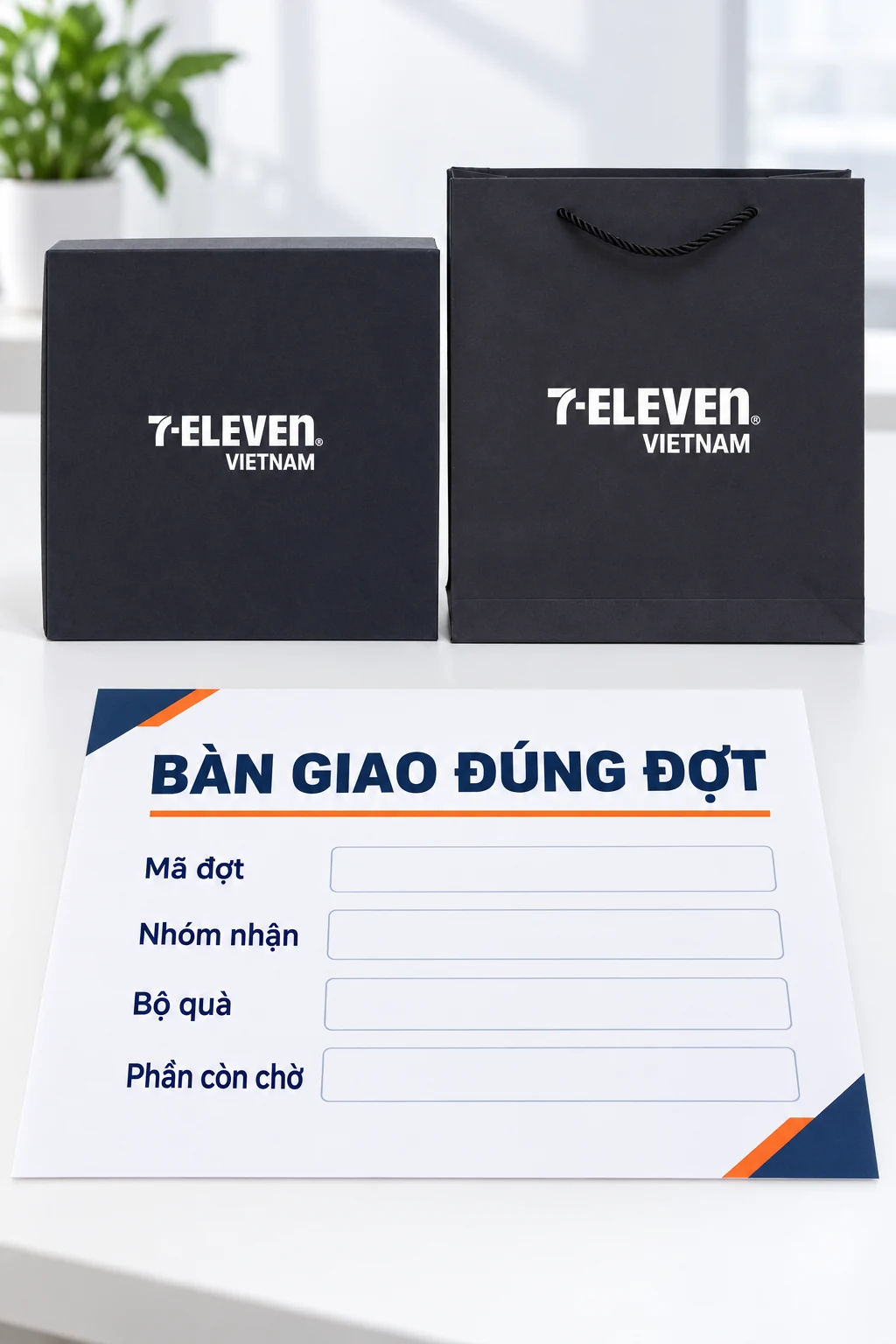 Hộp và túi đen từ ảnh nguồn cạnh tờ mẫu mã đợt, nhóm nhận, bộ quà và phần còn chờ.