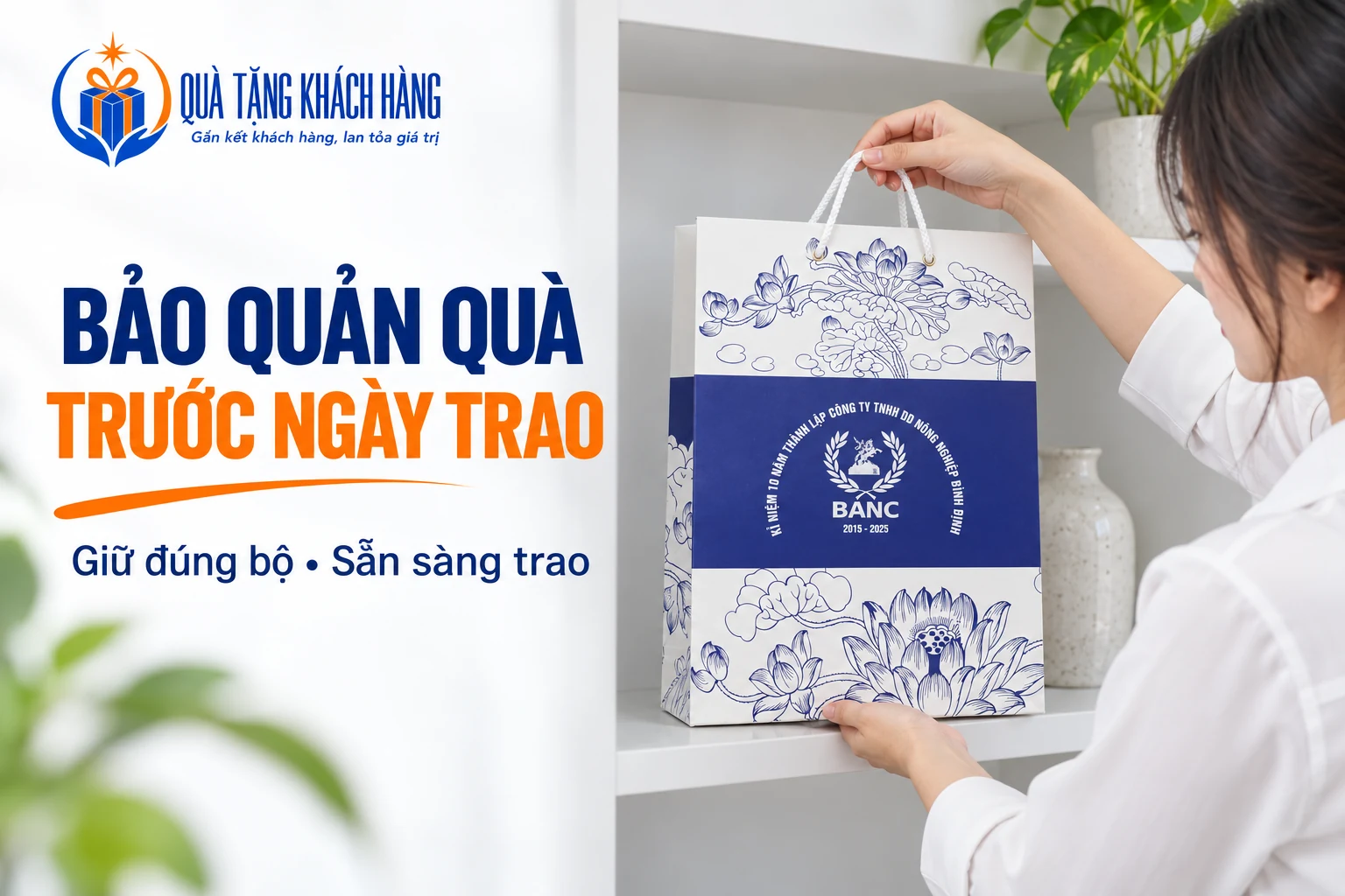 Người phụ trách đỡ đáy túi quà giấy khi đặt lên kệ.