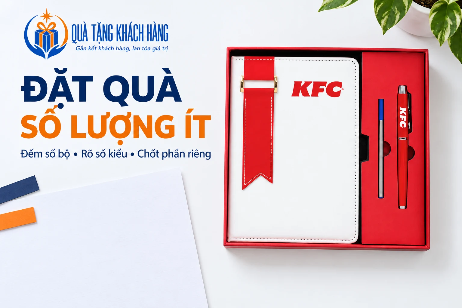 Banner đặt quà số lượng ít với bộ sổ bút đỏ từ ảnh nguồn, cạnh tờ ghi trống.