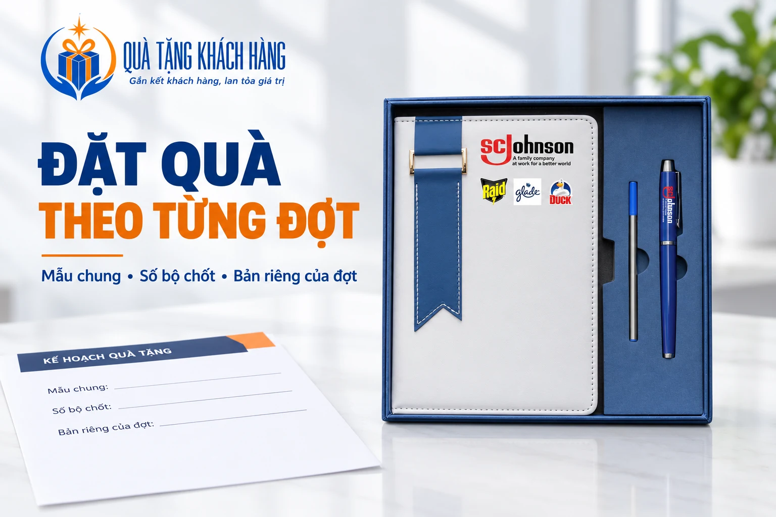 Banner đặt quà theo từng đợt với bộ sổ bút khay xanh từ ảnh nguồn và tờ kế hoạch trống.