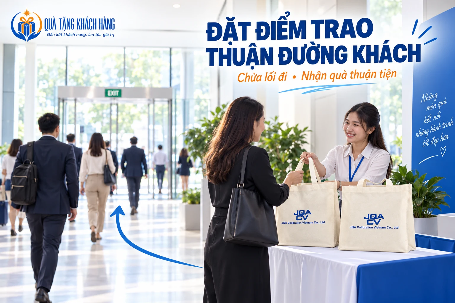 Bàn trao quà đặt cạnh lối ra, chừa đường đi cho khách trong sảnh sự kiện.
