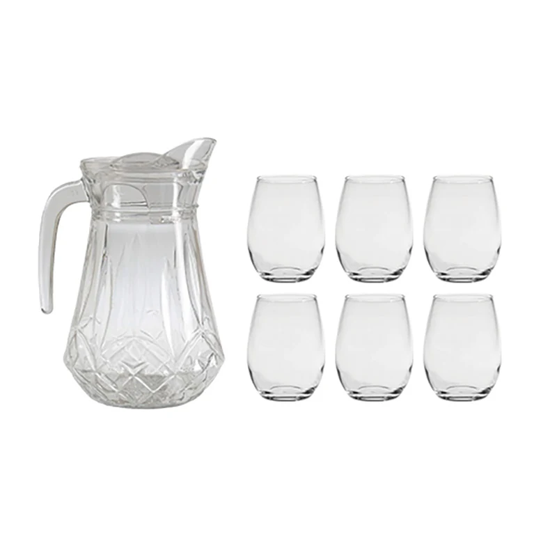 Một bình trong suốt và sáu cốc đặt riêng trên nền trắng.