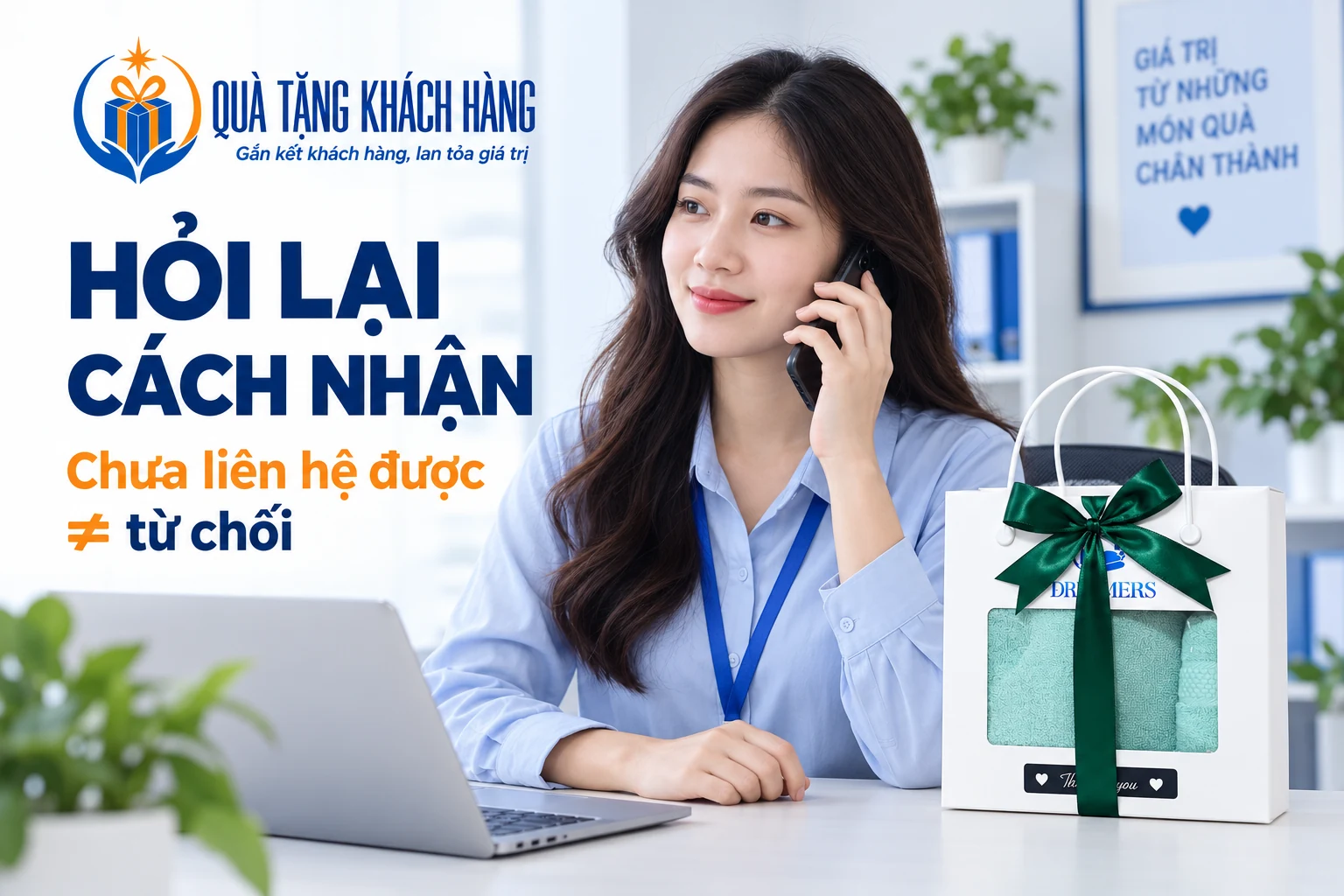 Người phụ trách gọi điện hỏi lại cách nhận, bên cạnh gói quà có khăn màu xanh ngọc.