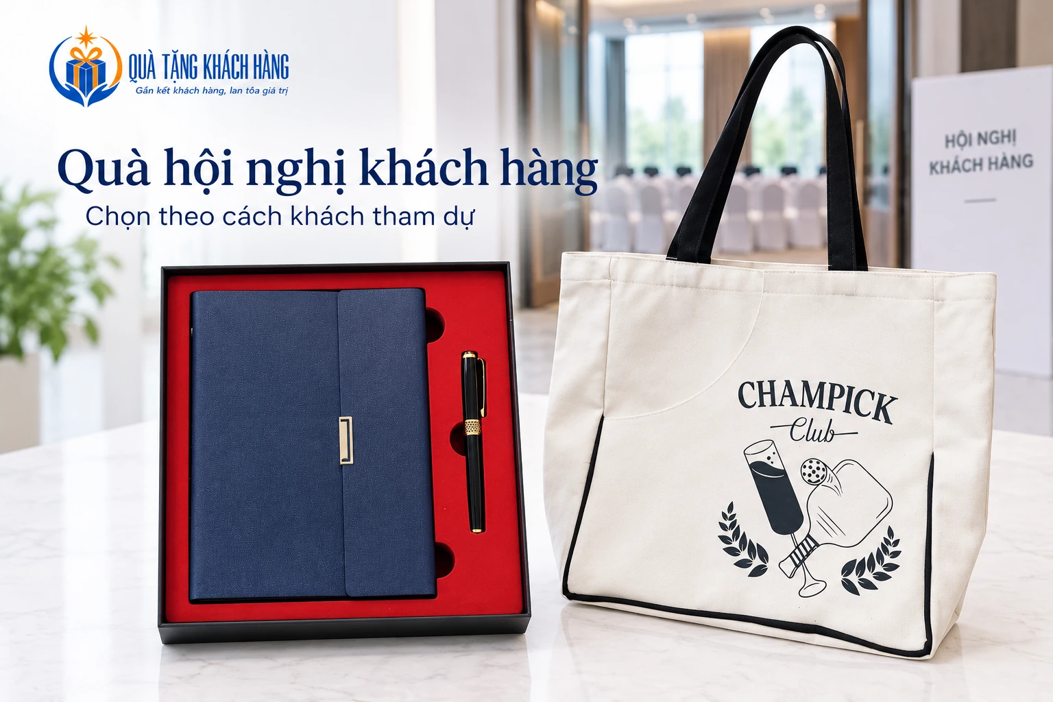 Bộ sổ bút xanh và túi vải quai đen trong bối cảnh hội nghị, tiêu đề Quà hội nghị khách hàng.