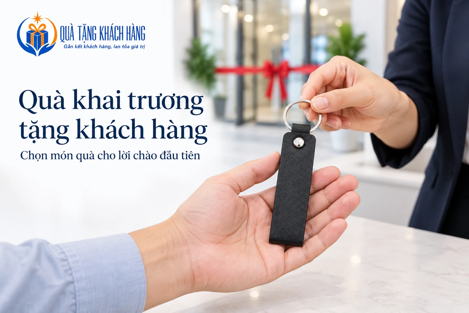 Cảnh trao móc khóa dây đen bên quầy tại điểm mở mới, tiêu đề Quà khai trương tặng khách hàng.