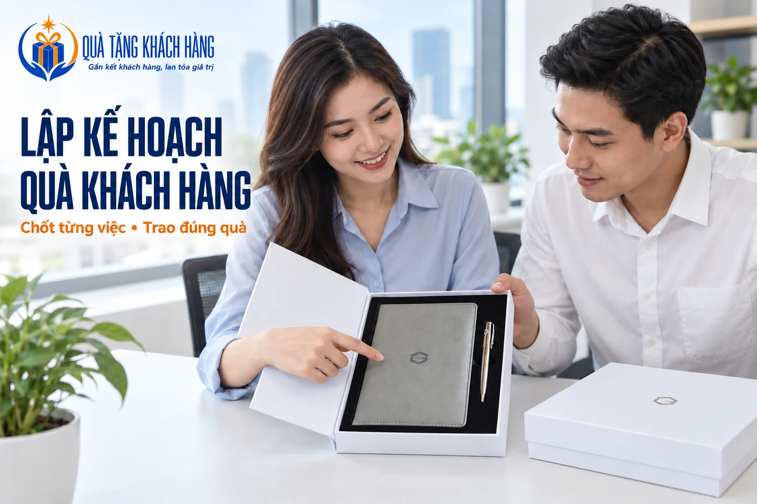 Hai người xem mẫu sổ xám và bút bạc trong hộp trắng để thống nhất phương án quà