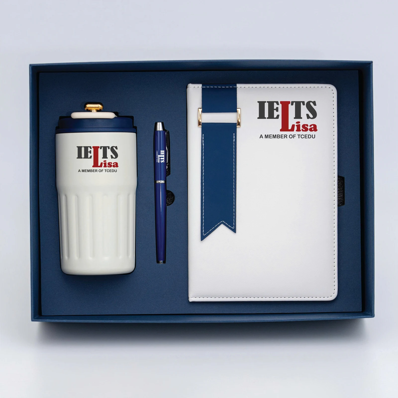 Ảnh nguồn logo IELTS Lisa trên sổ, bút và vật phẩm đồ uống trong hộp.