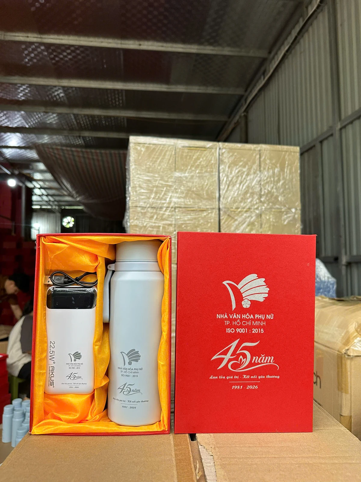 Bộ quà có sạc dự phòng, bình trắng và hộp đỏ cùng in mốc kỷ niệm 45 năm, 1981–2026.