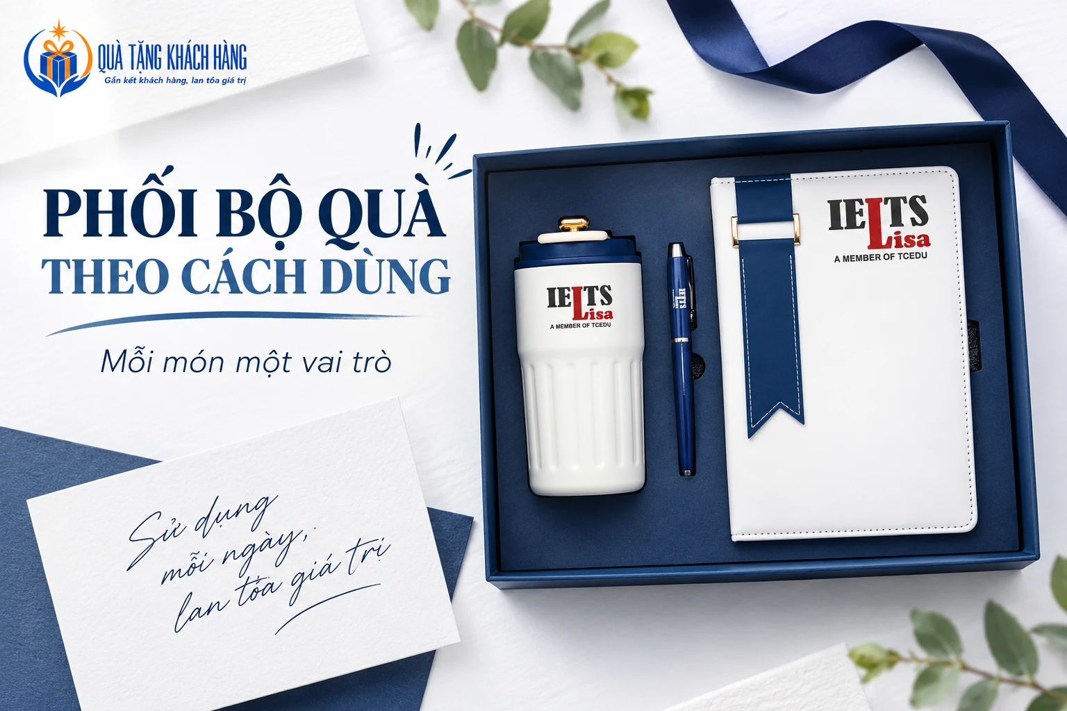 Banner Phối bộ quà theo cách dùng với bộ sổ, bút và vật phẩm đồ uống trắng xanh.