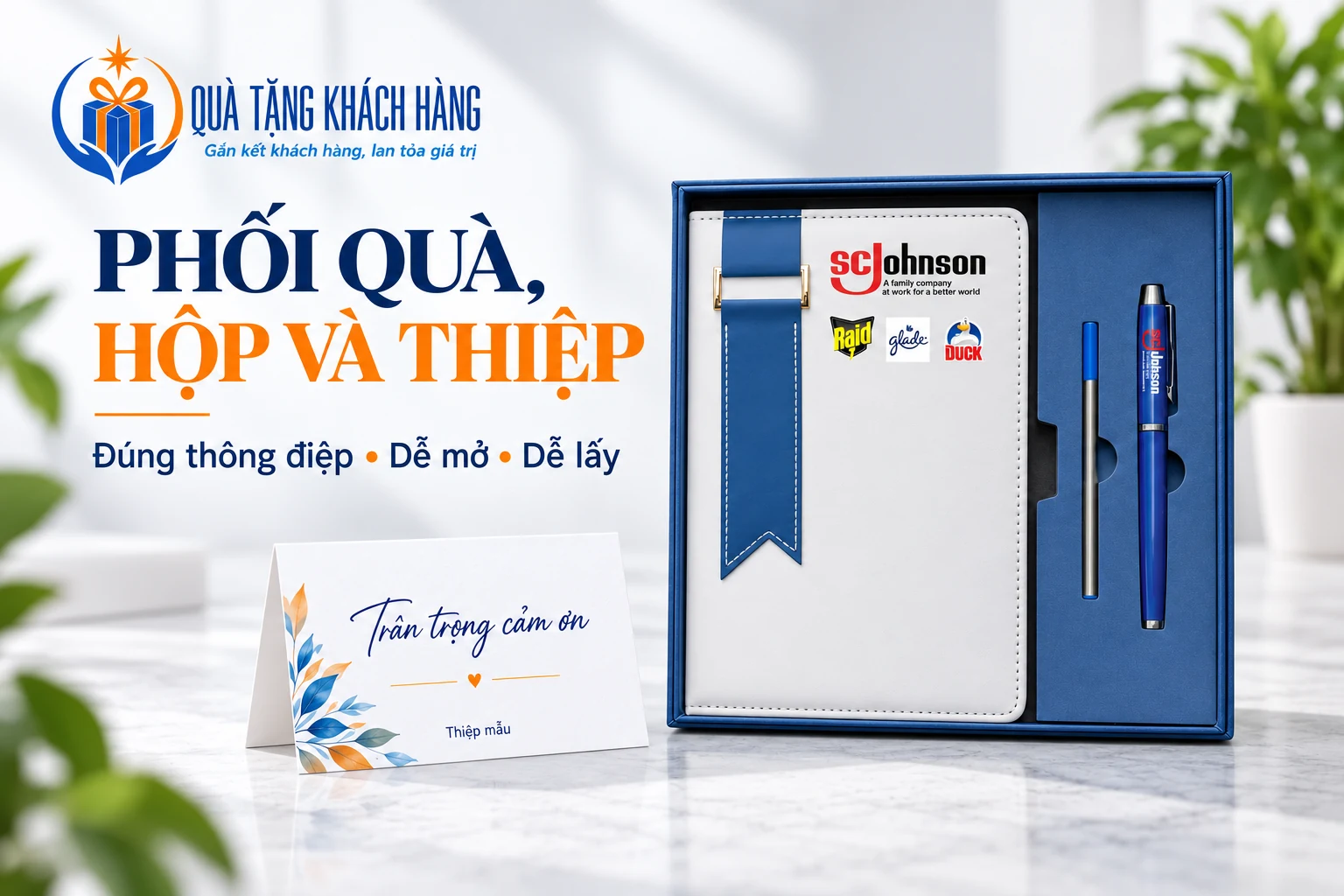 Bộ sổ bút nguồn màu xanh cùng thiệp mẫu đặt bên ngoài, tiêu đề Phối quà, hộp và thiệp.