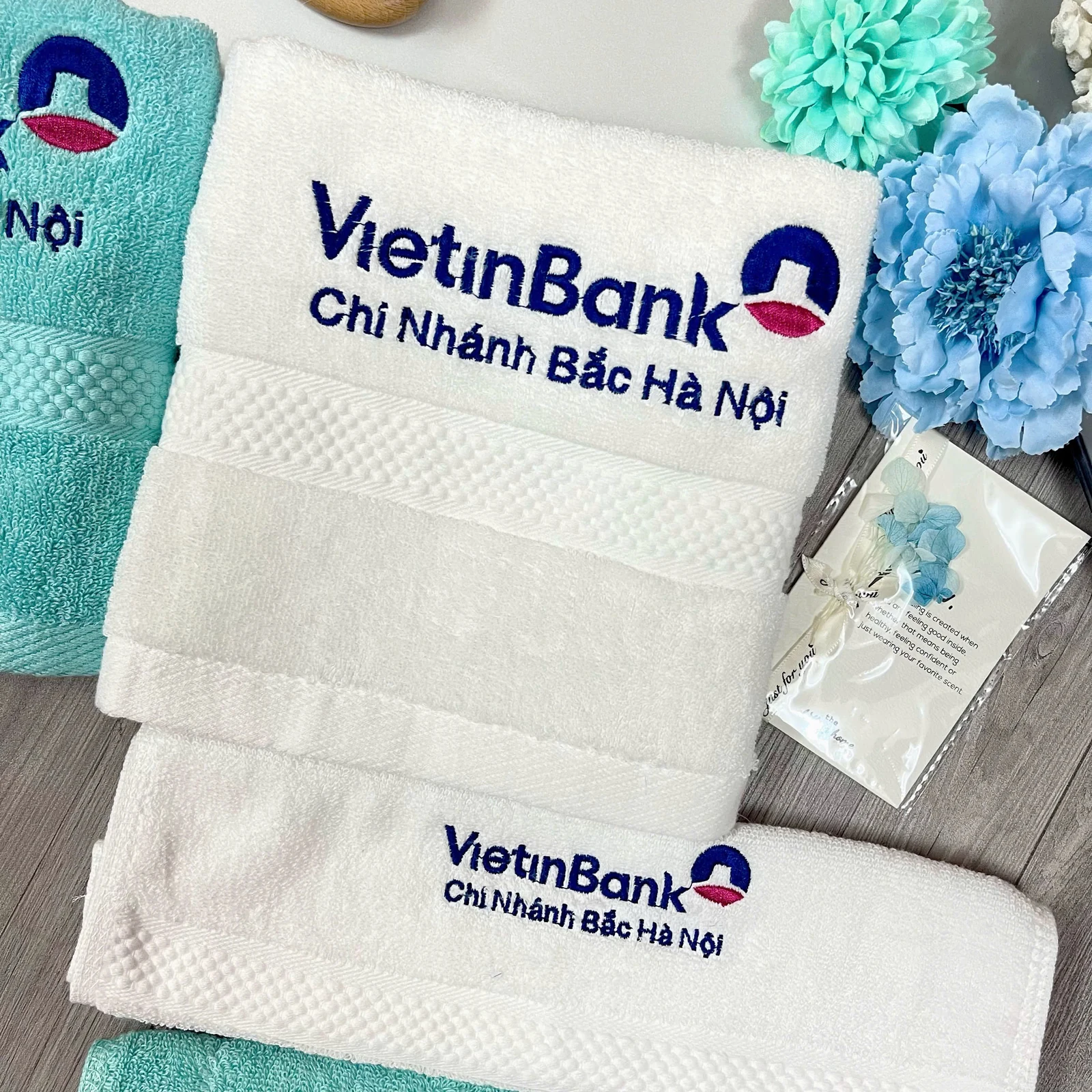 Khăn trắng và xanh ngọc thêu tên VietinBank Chi nhánh Bắc Hà Nội.