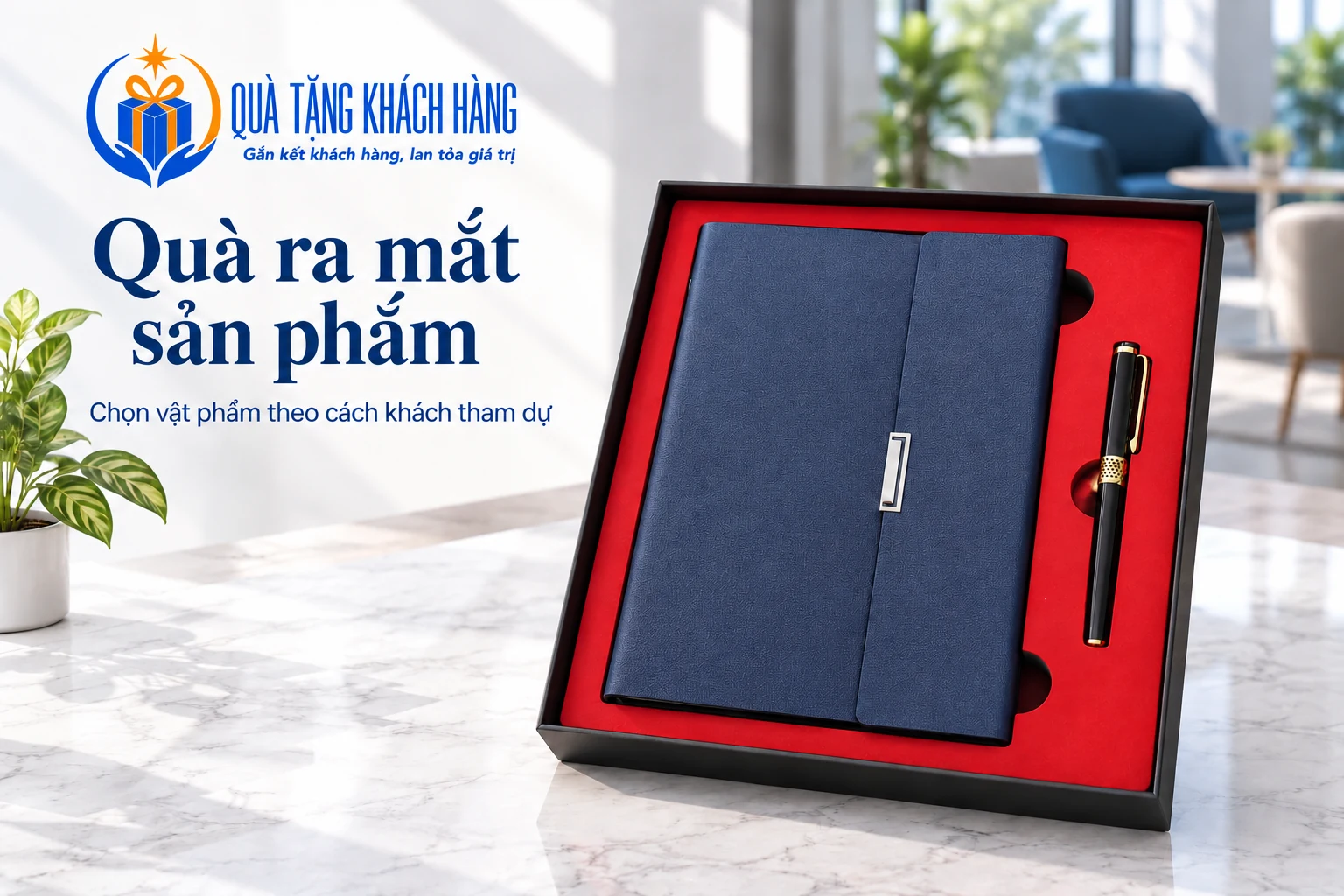 Bộ sổ bút xanh đậm trong khay đỏ, với tiêu đề Quà ra mắt sản phẩm.