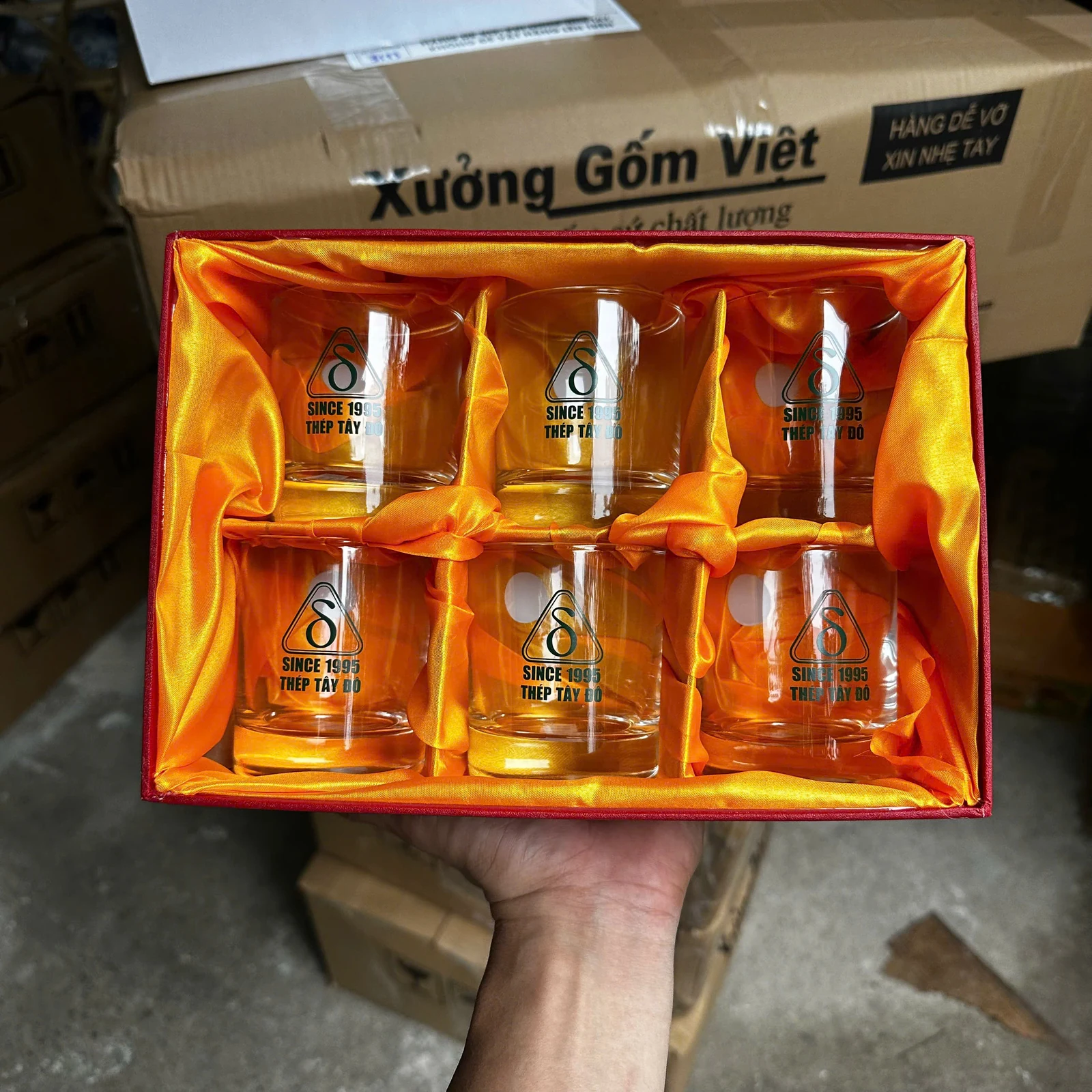 Sáu ly cùng nhận diện THÉP TÂY ĐÔ trong hộp đỏ có lớp vải vàng chia vị trí, từ ảnh nguồn.