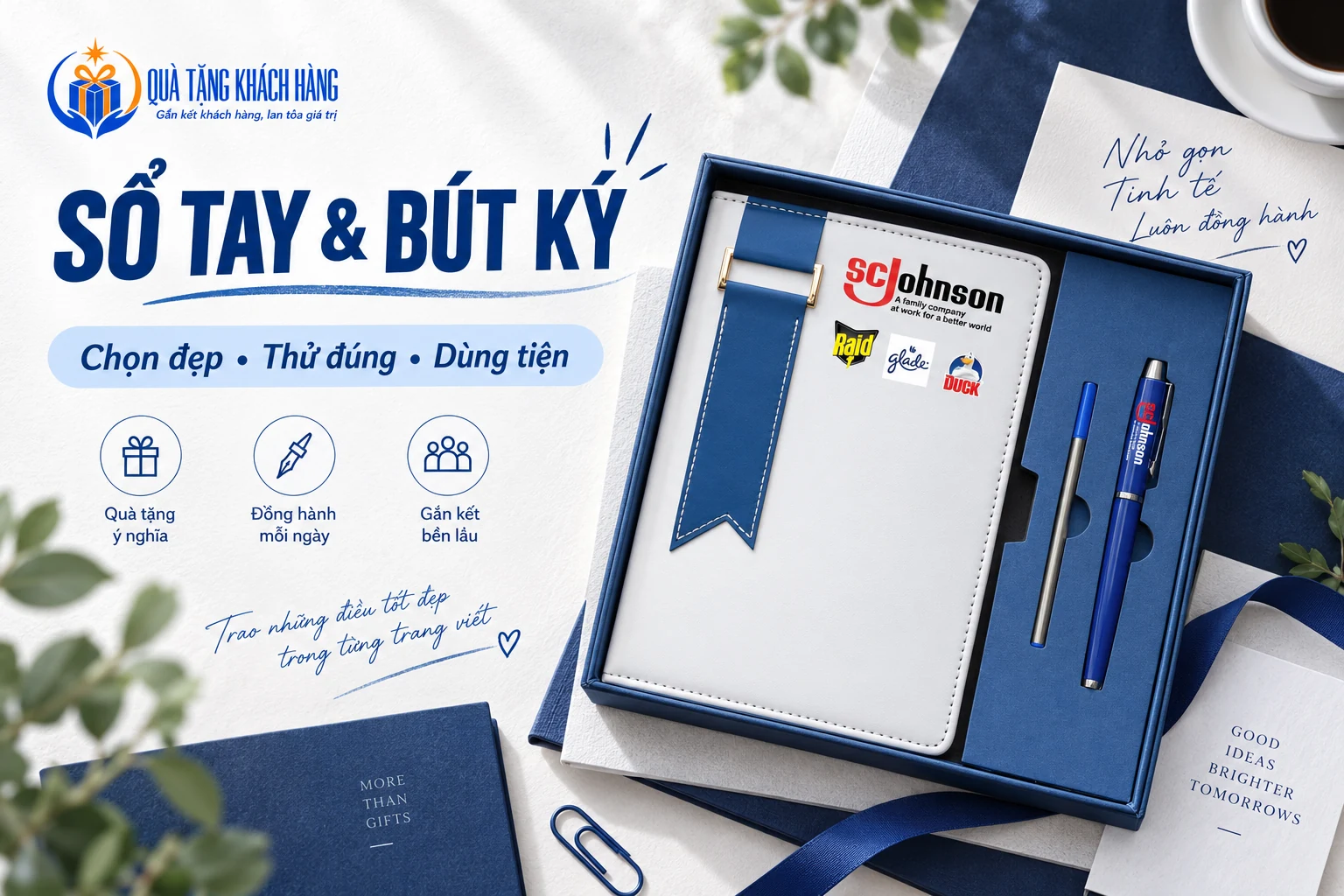 Banner Sổ tay và bút ký với bộ sổ trắng, bút xanh có logo trong hộp xanh.