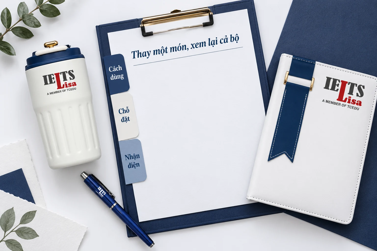Sổ, bút và vật phẩm đồ uống cạnh phiếu Thay một món, xem lại cả bộ trong cảnh biên tập.