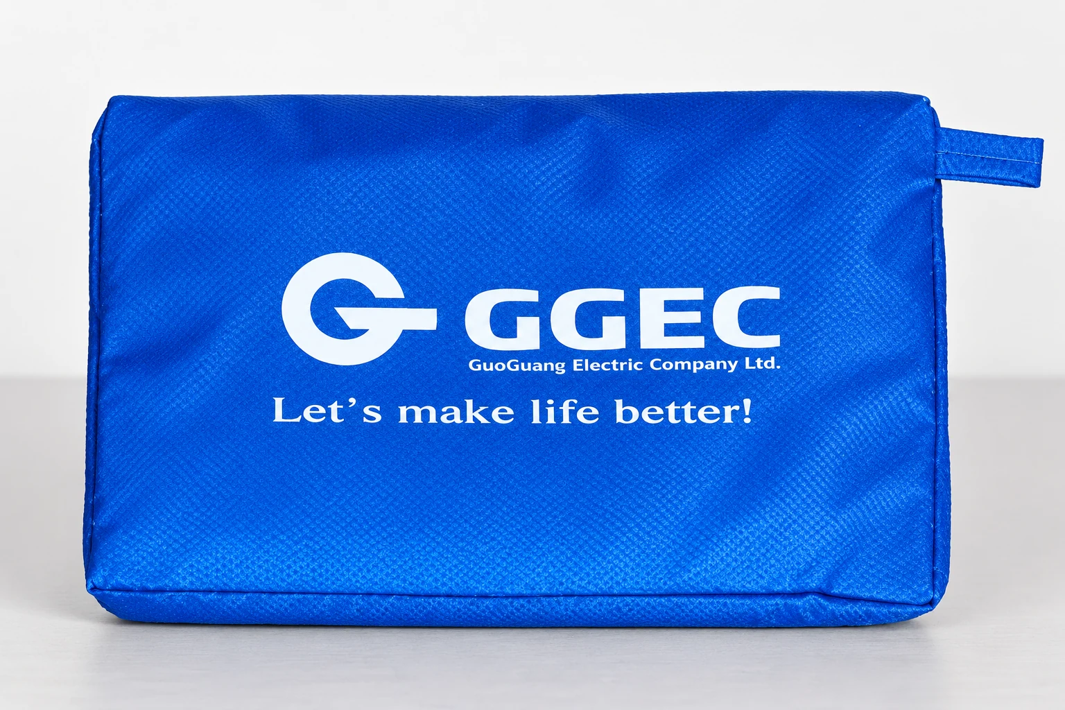 Túi đựng màu xanh có logo GGEC, ảnh chỉnh nền từ nguồn thật.