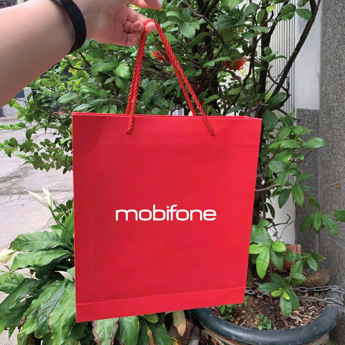 Túi giấy đỏ in mobifone được cầm bằng quai dây